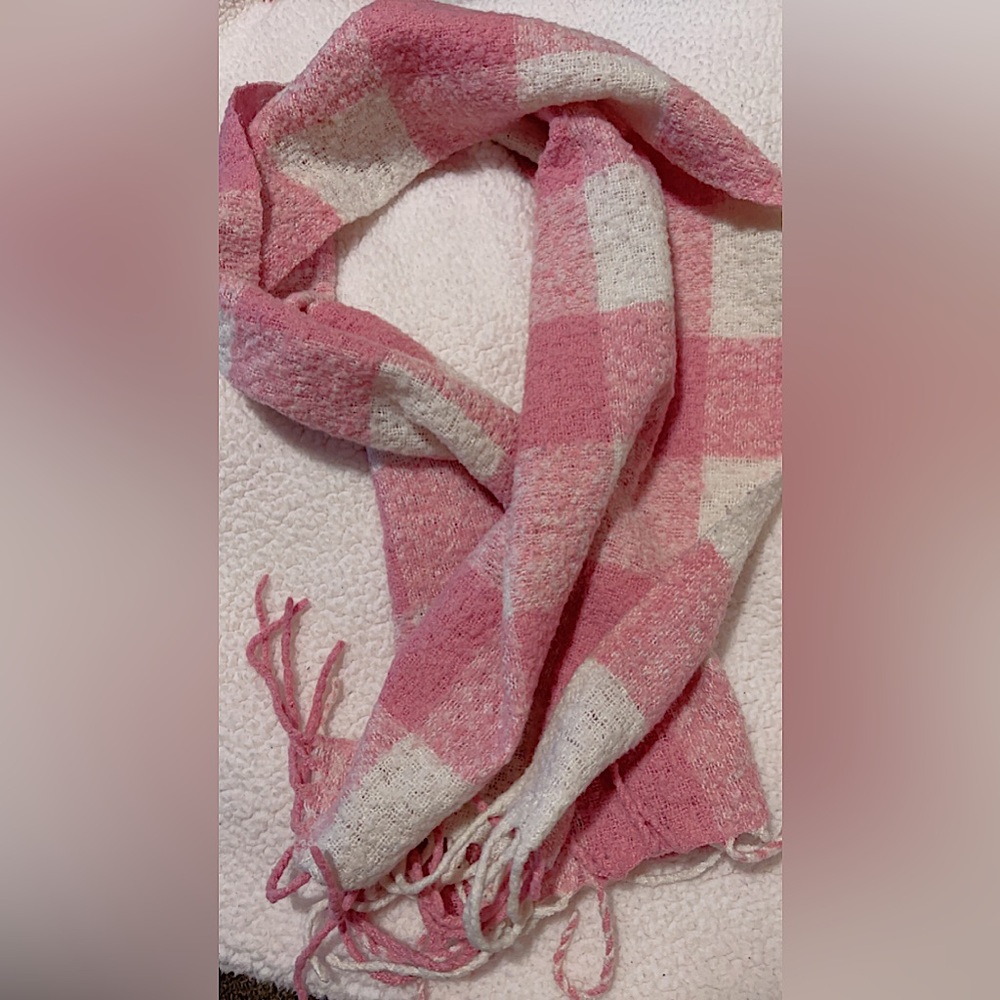Plaid pink and white scarf 🧣